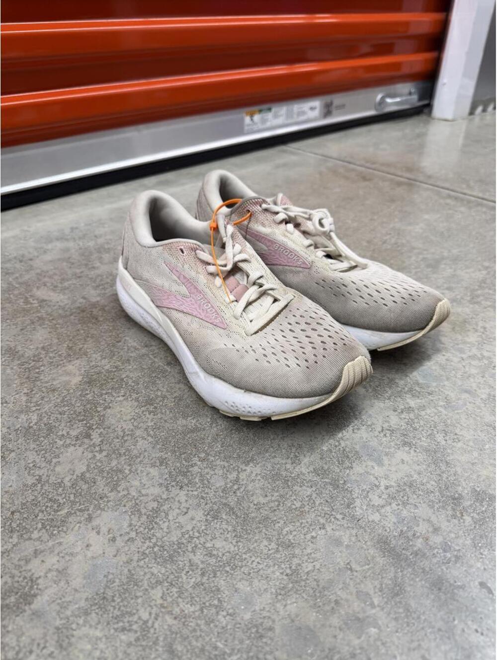 brooks ghost 16 white and pink running gym shoes size 10 WOMENS